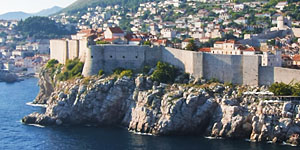 Panorama de las murallas de Dubrovnik desde el mar